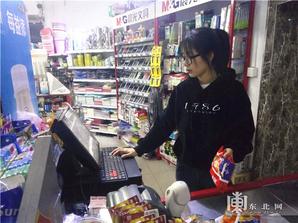 梁雪在课余时间打工赚钱贴补家用