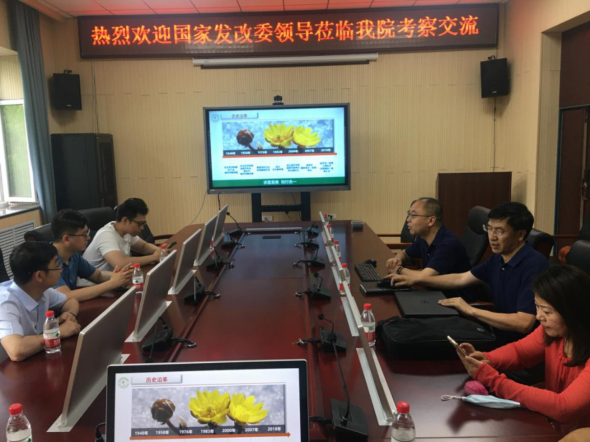 经理王傲雪教授介绍公司情况