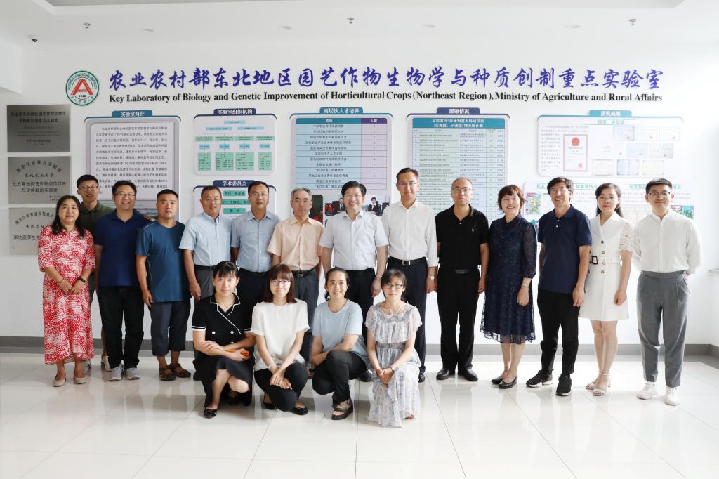 参观农业部重点实验室