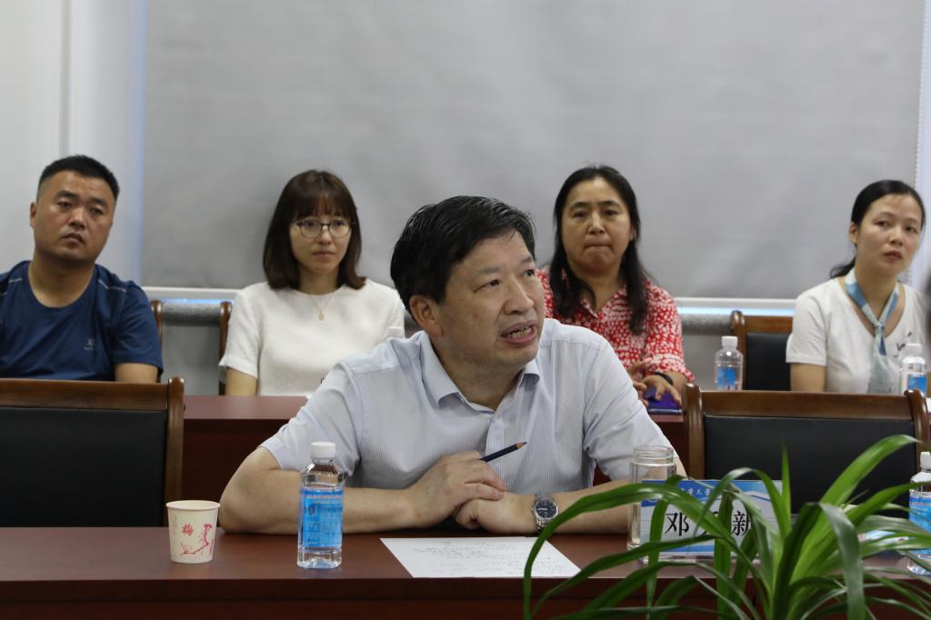 中国工程院副经理邓秀新院士做指导